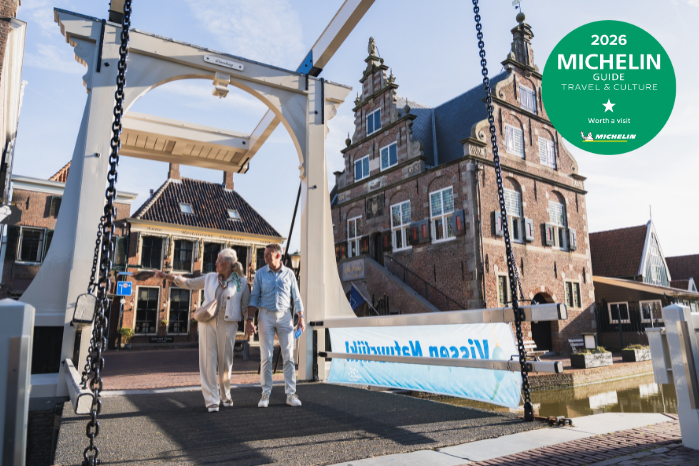Man en vrouw wandelen door de Rijp